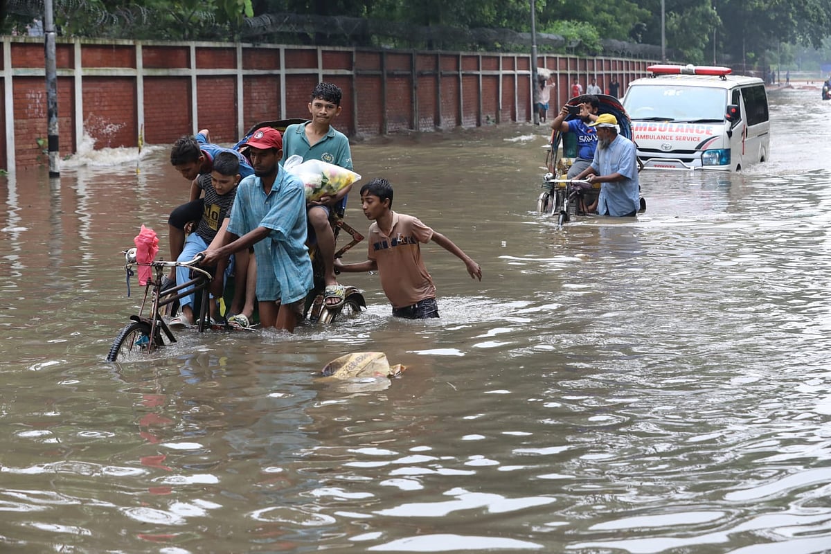 ঢাকার চানখাঁরপুলে শহীদুল্লাহ হল–সংলগ্ন সড়ক প্রায় ডুবে গেছে পানিতে। এভাবেই রিকশায় করে পানি পার হচ্ছেন পথচারীরা। বেলা সাড়ে ১১টা